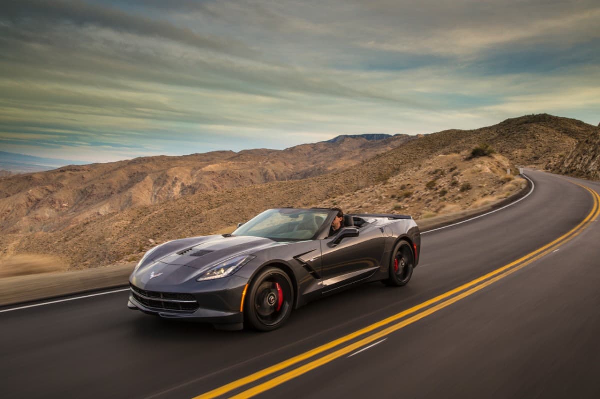 El
<b>Chevrolet Corvette Stingray 2014</b> que recibió 'Chicharito' en esa época dispone de un motor V8 de 6.2 litros capaz de desarrollar 460 caballos de fuerza y 465 lbs-pie de torque, acoplado a una transmisión manual de seis marchas. Su velocidad máxima es de 190 mph, pudiendo ir de 0 a 60 mph en 3.9 segundos. En sitios de venta se ofrece por un valor que ronda los 50,000 dólares.