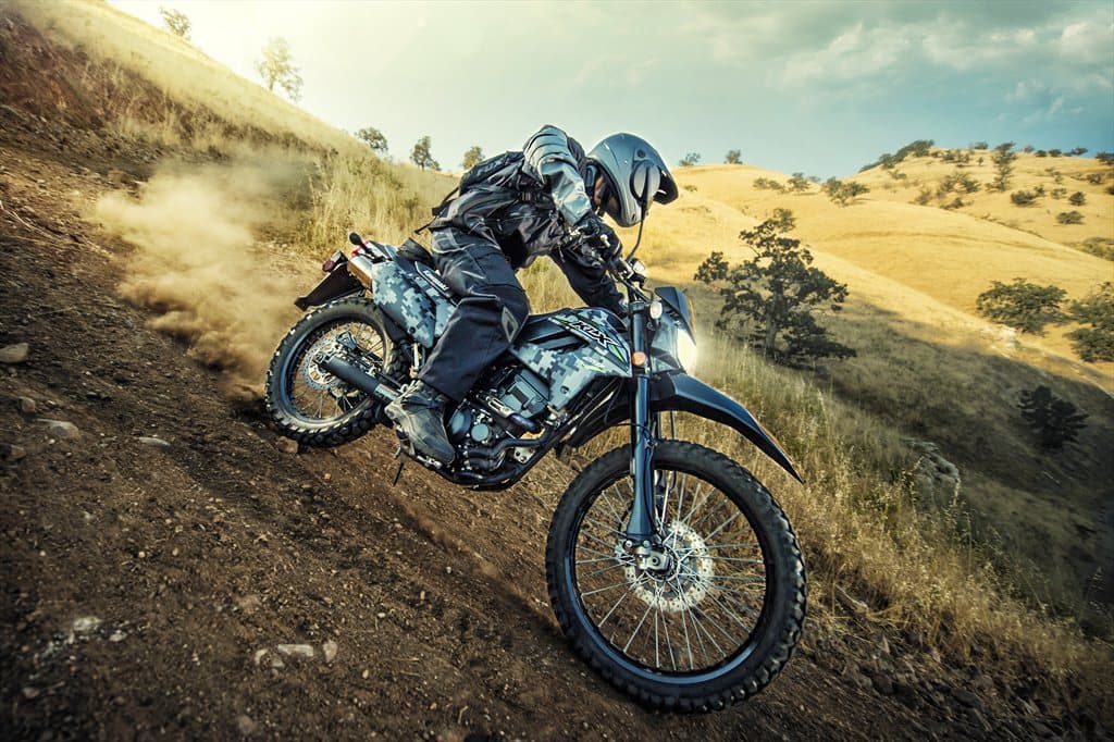 Su tanque de combustible tiene capacidad para hasta
<b>2 galones</b> y eso le da una autonomía de hasta 130 millas (208 kms).