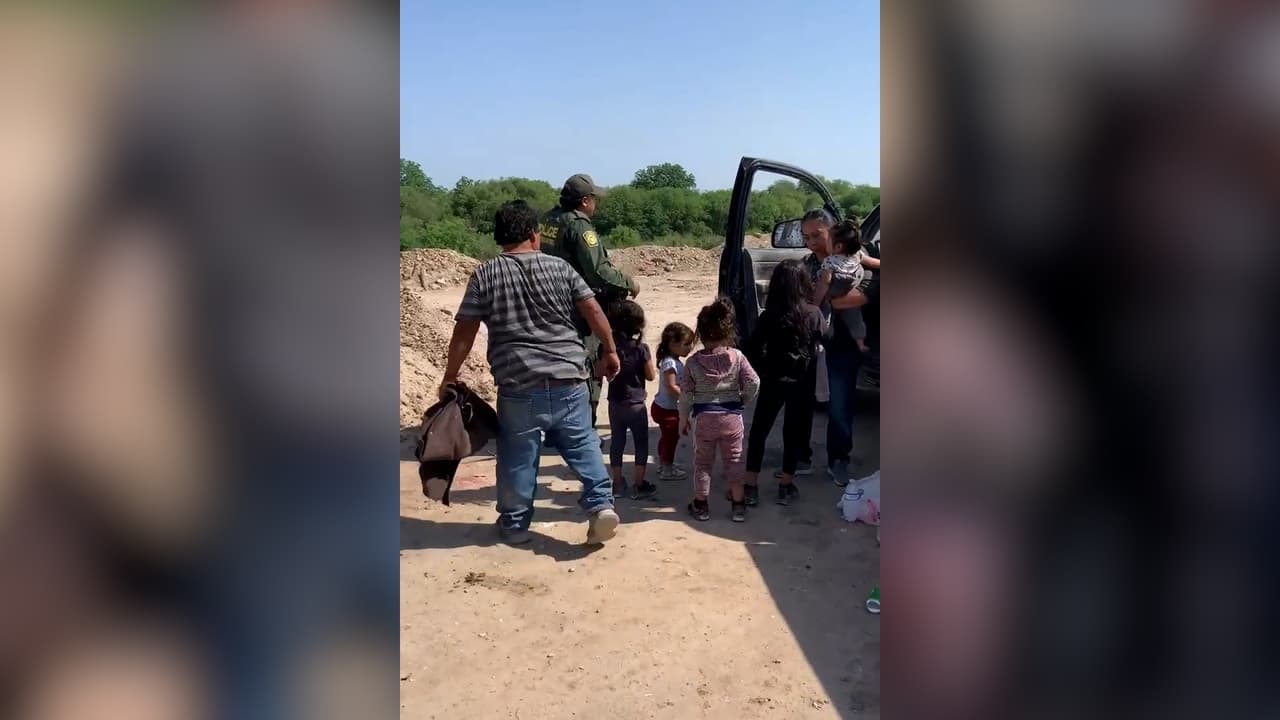 Se encontraban solas y con algunas bolsas de plástico en donde tenían algunos víveres.
<br>
<br>Las menores requirieron atención médica y fueron transportadas a Uvalde para iniciar el proceso de custodia a manos del
<a href="https://hhs.texas.gov/es" target="_blank">Departamento de Salud y Servicios Humanos</a>.