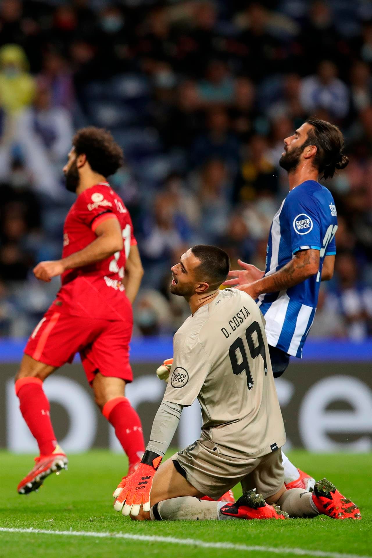 Liverpool golea al Porto 5-1 durante la fase de Grupos en la UEFA Champions League. Mohamed Salah aportó dos goles (18’, 60’), Sadio Mané sumó un tanto más (45’) y Firmino cerró con doblete. Para la escuadra portuguesa, Mehdi Taremi (75’) anotó el único gol a favor. ‘Tecatito’ Corona fue titular.