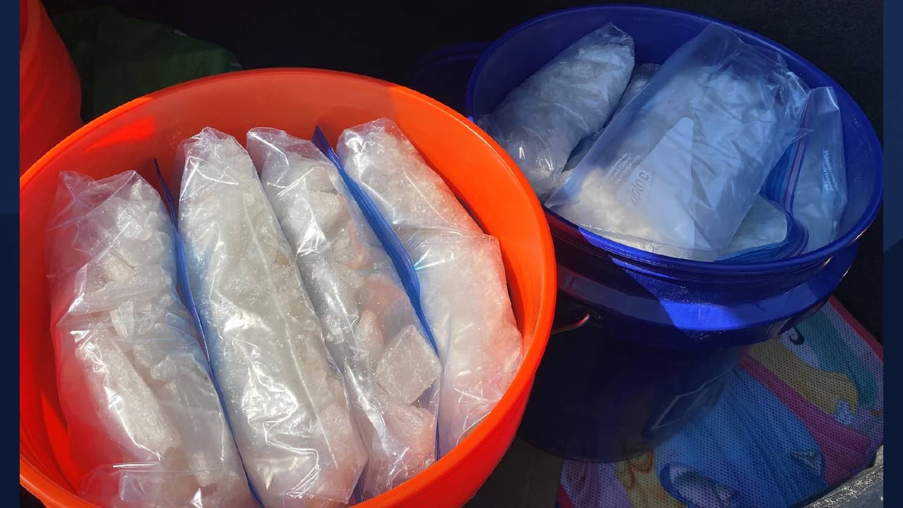 Según DPS, detectives localizaron 17.8 libras de
<a href="https://www.univision.com/local/arizona-ktvw/edicion-digital-arizona/asi-intentan-contrabandear-drogas-y-armas-en-la-frontera-de-arizona-video">píldoras de fentanilo</a>, 43.5 libras de metanfetamina, tres armas de fuego y aproximadamente $10,000 en efectivo.
<br>