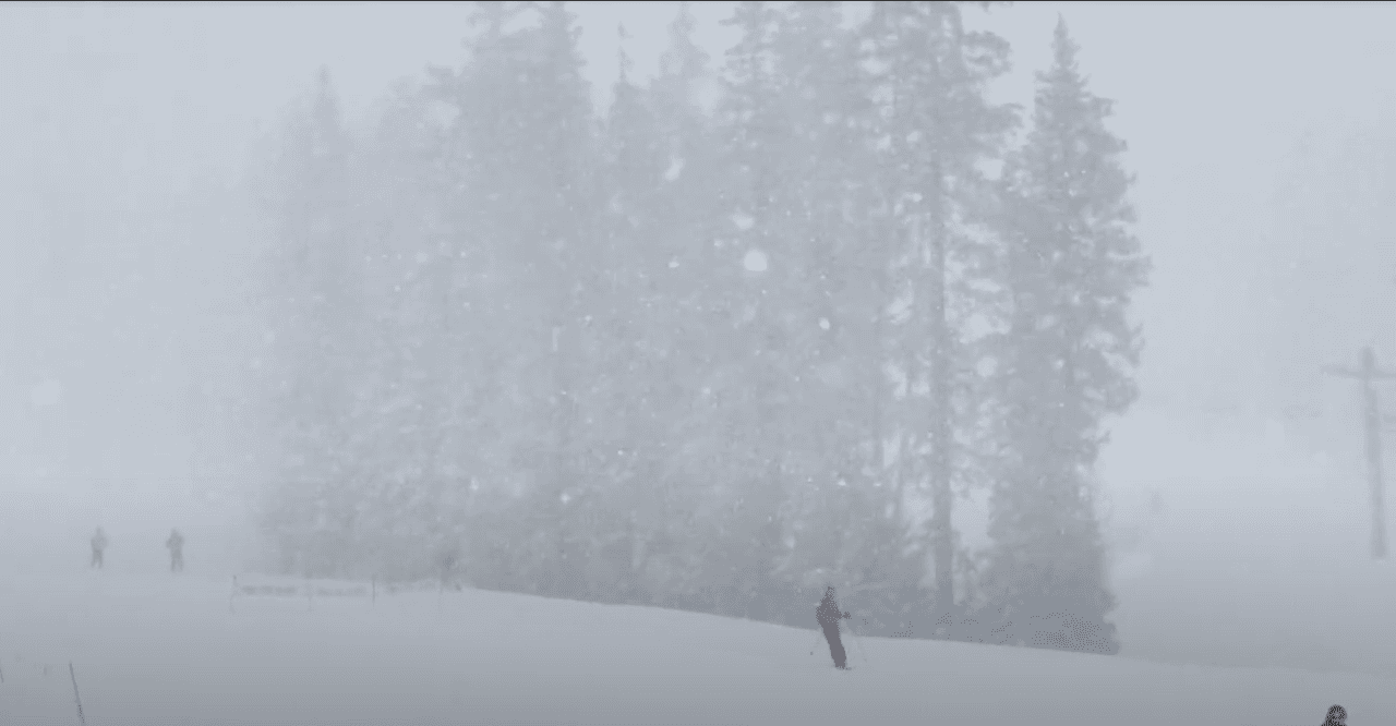 Si piensa viajar al norte de Arizona, prepare sus abrigos.
<a href="https://www.univision.com/local/arizona-ktvw/disminucion-de-temperaturas-y-condiciones-con-vientos-este-jueves">El termómetro alcanza temperaturas de hasta 33 grados Fahrenheit</a>.
<br>