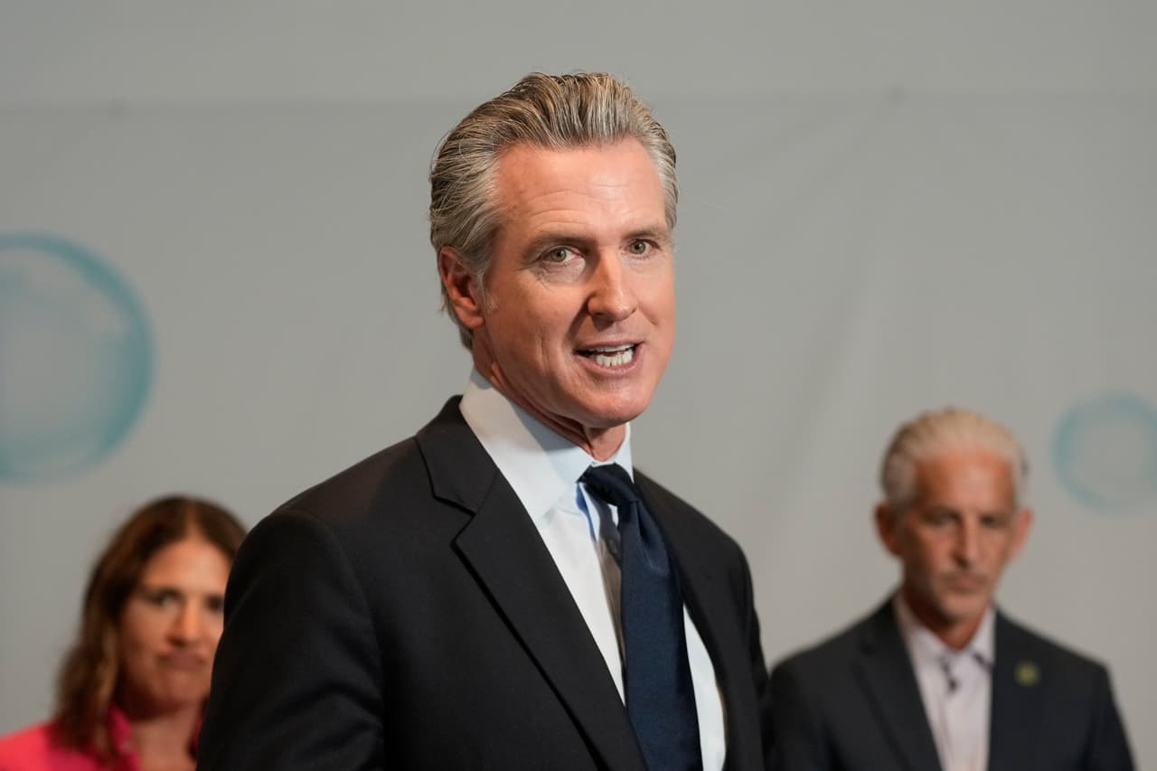 El gobernador de California firma una orden ejecutiva para desarrollar un "interruptor de apagado" de la IA ante las políticas de Trump sobre la inteligencia