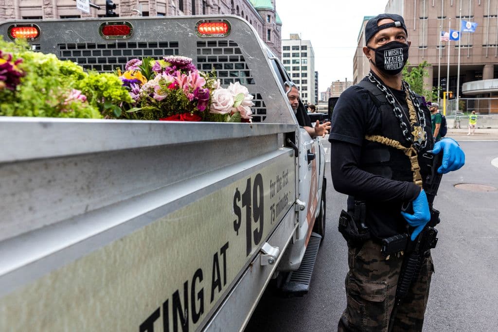 En la imagen se puede ver uno de los hombres armados que acudieron a la marcha
<b>para garantizar la seguridad de los manifestantes </b>durante la primera de una serie de protestas por el aniversario de la muerte de Floyd.
<br>