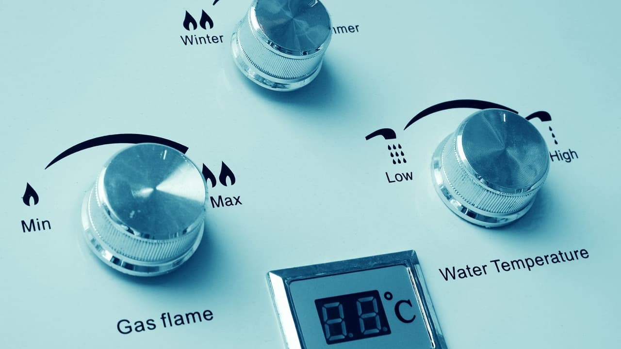 <b>Revisar tu instalación de gas</b> es más importante de lo que crees. Los
<b>accesorios de las bombonas</b> y las
<b>tuberías del gas canalizado</b> deben estar en perfecto estado para soportar la presión del gas que circula por ellas. Además, en caso de que tengas suministro en bombonas, algunos componentes como
<b>las mangueras tienen fecha de caducidad</b>, por lo que es conveniente revisarlo a menudo o dejarla apuntada en un lugar visible que nos recuerde cuándo hay que cambiarla.
<br>