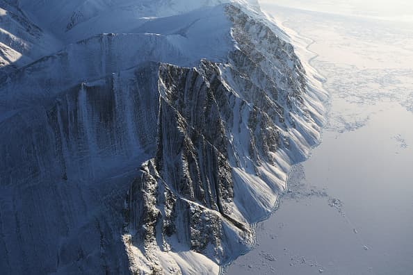 Así se ve una parte de un campo de hielo desde la nave de la Operación IceBridge de la NASA sobre Ellesmere Island, Canadá. Según los científicos de la NASA y del National Snow and Ice Data Center, el hielo del mar del Ártico parece haber retrocedido el 7 de marzo de 2017 a su menor nivel durante un invierno desde que se llevan registros. (Mario Tama/Getty Images)
