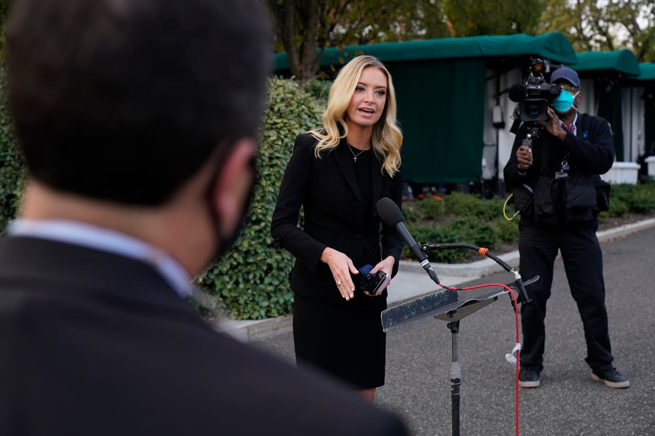 La secretaria de prensa de la Casa Blanca, Kayleigh McEnany, habla con los medios de comunicación, el domingo 4 de octubre de 2020, frente a la Casa Blanca en Washington.