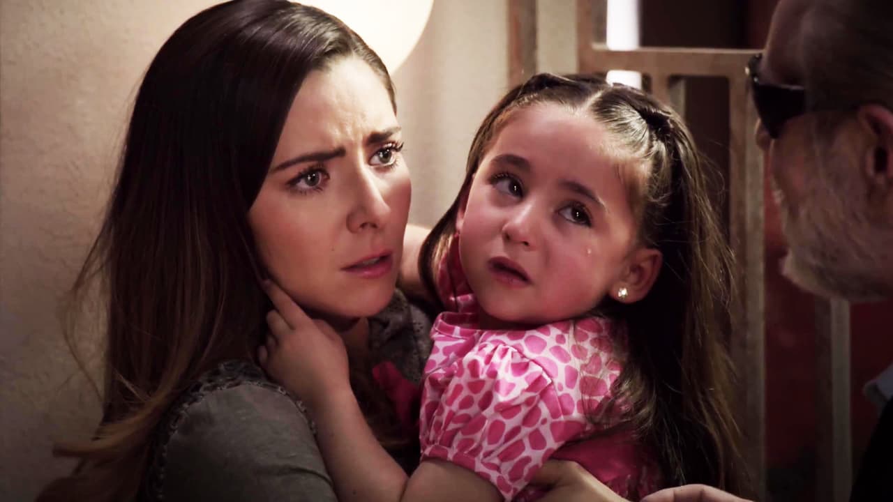 Pero las desgracias no terminan, ahora se llevarán a la niña a un orfanato hasta que se aclare su situación legal, pues
<b><a href="http://www.univision.com/novelas/la-doble-vida-de-estela-carrillo/ariadne-diaz-es-estela-carrillo-en-la-doble-vida-de-estela-carrillo">Estela</a></b> tuvo que confesar que no es su verdadera madre.