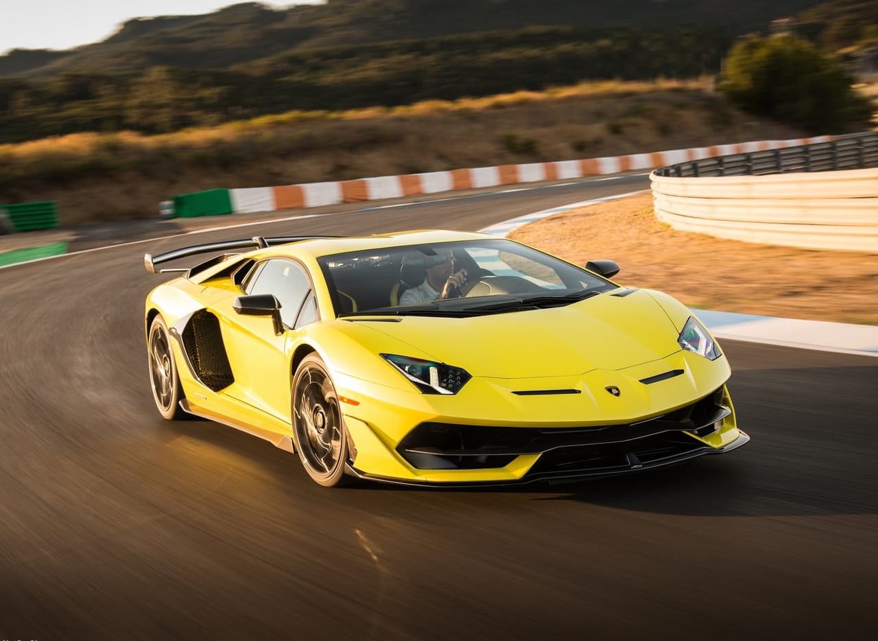 <h3 class="cms-H3-H3"><b>4. Lamborgini Aventador SVJ</b></h3>
<br>
<br>
<b>Velocidad máxima:</b> 220 mph (354 km/h)
<br>
<b>0 a 62 mph (100 km/h):</b> 2.8 segundos
<br>
<b>0 a 124 mph (200 km/h):</b> 8.7 segundos
<br>
<b>¼ de milla:</b> 10.3 segundos