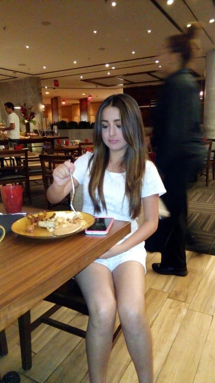 Desayuno veloz en su hotel.