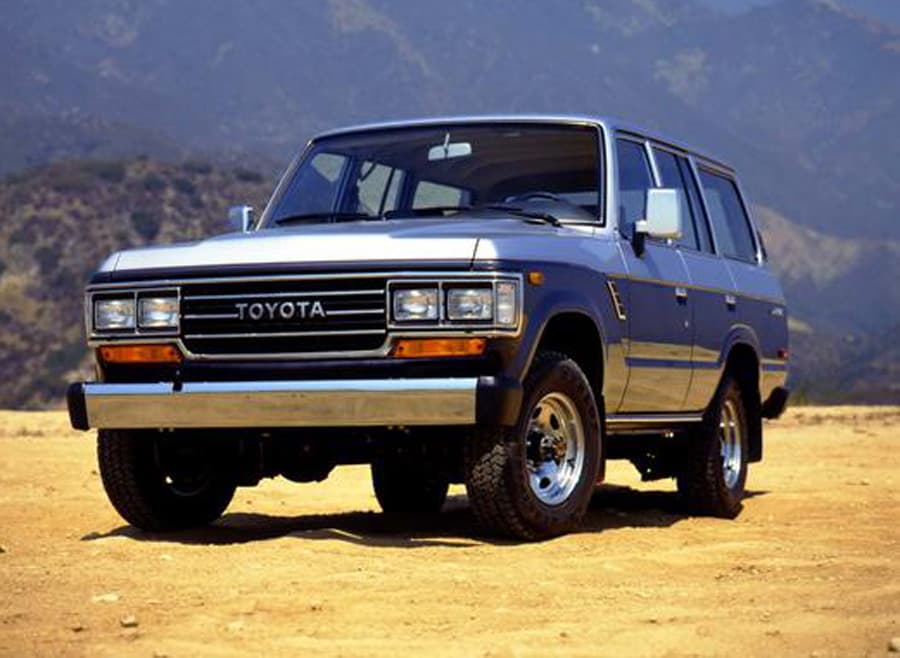 Así se renovaba el aspecto de
<b>Land Cruiser</b> hacia 1988 con el modelo
<b>J62</b>, que contó con un renovado motor a gasolina de 4.9 litros. Ya en 1990, a poco de la muerte de Escobar ocurrida en 1993, el emblema de
<b>Toyota</b> llegaba a una nueva serie, la J80.