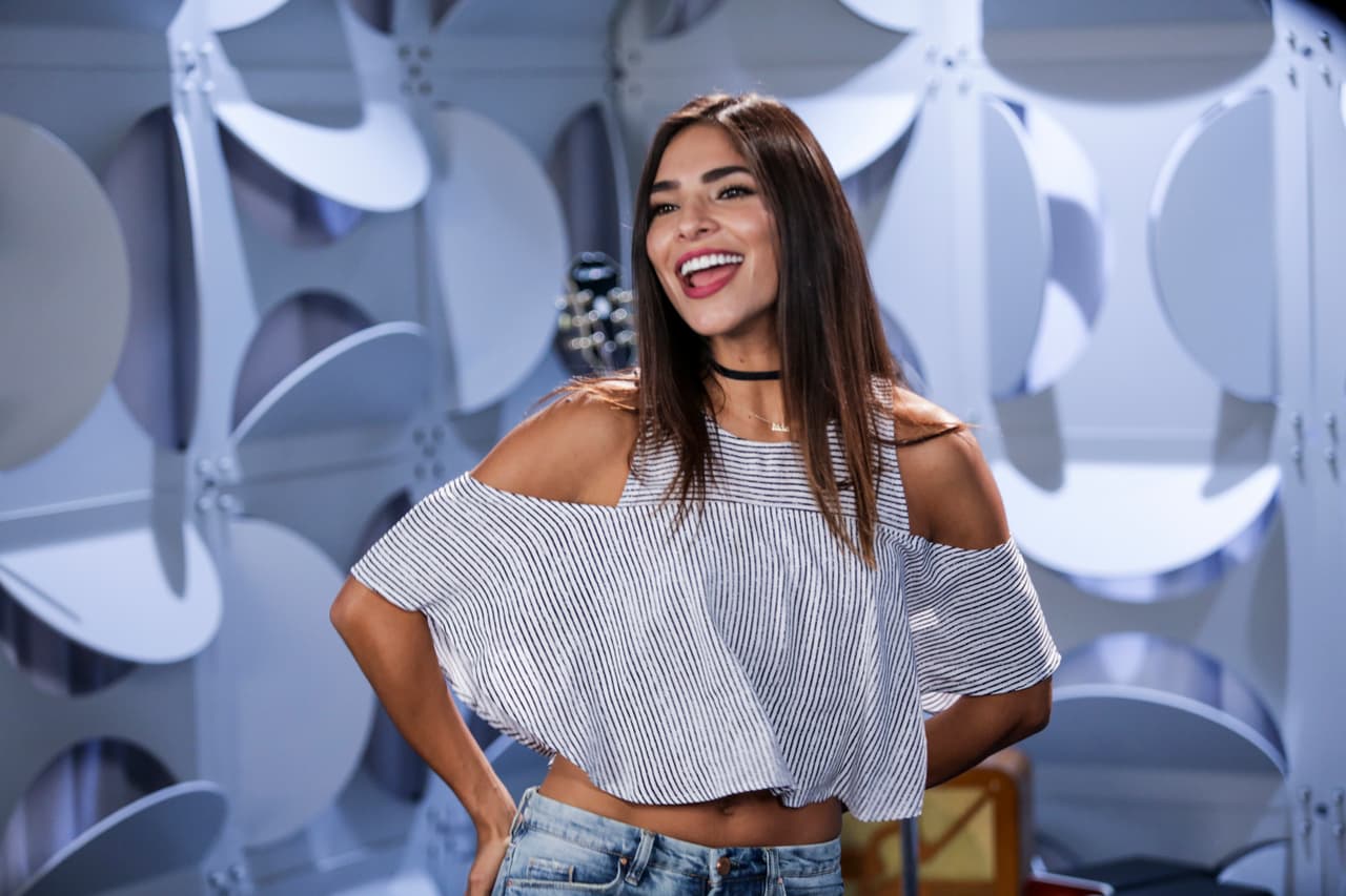 La conductora de Premios Juventud reveló que de muy pequeña imitaba a Selena y a Gloria Trevi.