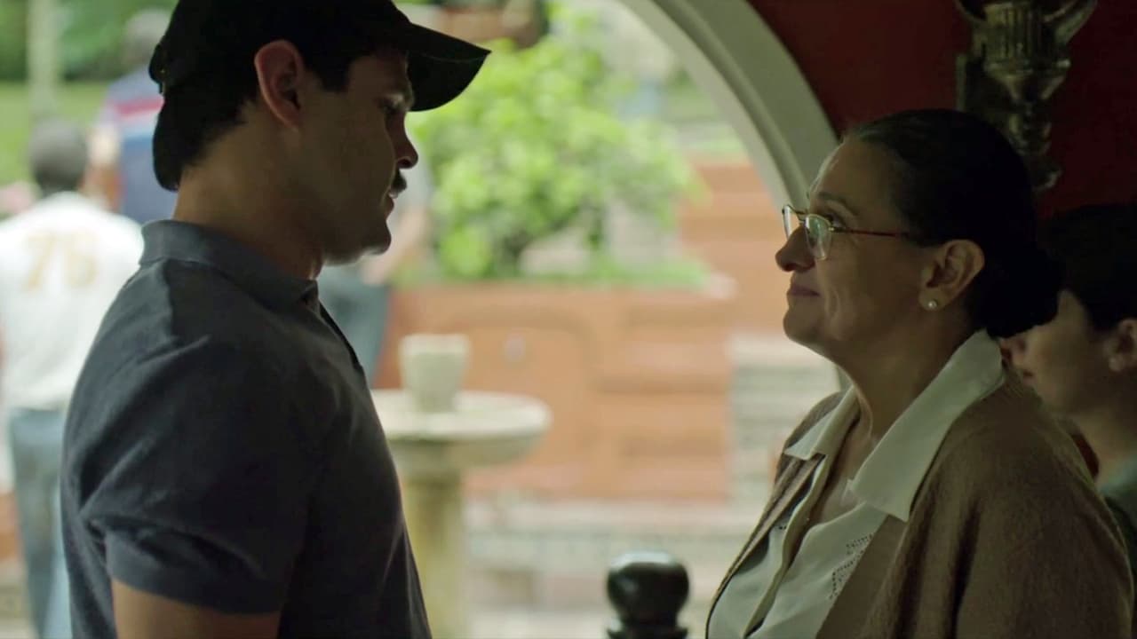 '
<b><a href="http://www.univision.com/series/el-chapo/cristina-michaus-es-dona-esperanza-en-el-chapo" target="_blank">Doña Esperanza</a></b>' es una mujer sencilla, religiosa y dedicada a su familia, es la madre de '
<b><a href="http://www.univision.com/series/el-chapo/marco-de-la-o-es-joaquin-el-chapo-guzman-en-el-chapo" target="_blank">El Chapo</a></b>' y la única persona que puede influenciar a Guzmán Loera. Pese a conocer su historial delictivo nunca deja de apoyarlo y decirle de frente sus verdades.