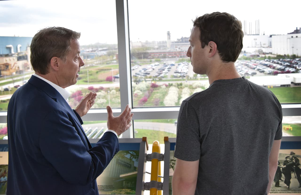 Zuckerberg fue recibido por Bill Ford el presidente de la Junta Directiva de Ford pero pasó gran parte de su visita dentro de la planta de fabricación de camiones adyacente al rio Rouge, el lugar donde se fabrica la Ford F-150.
<br>
<br>En el fondo de la imagen se parecia el
<b><a href="http://www.univision.com/noticias/ford/agua-y-aire-limpios-son-algunas-de-las-emisiones-de-esta-fabrica-de-camiones" target="_blank">techo viviente</a></b> que caracteriza a esa fábrica.