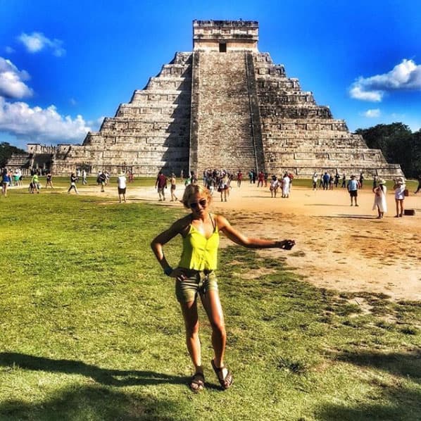 "Viajar es vivir de los mejores momentos no siempre hay buenas fotos! Pero sí sonrisas y corazones contentos! Compartir sabe mejor!", publicó Angelique en esta imagen donde se puede ver la Pirámide de Chichen Itzá en Yucatán.