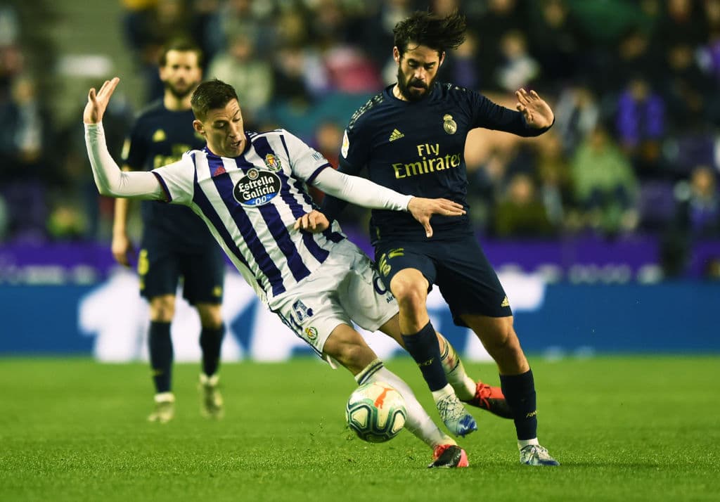 Al final del partido, Nacho le da el triunfo al Real Madrid, con un cabezazo, 0-1 sobre el Valladolid y deja a los de Zidane como líderes en solitario con 46 puntos.