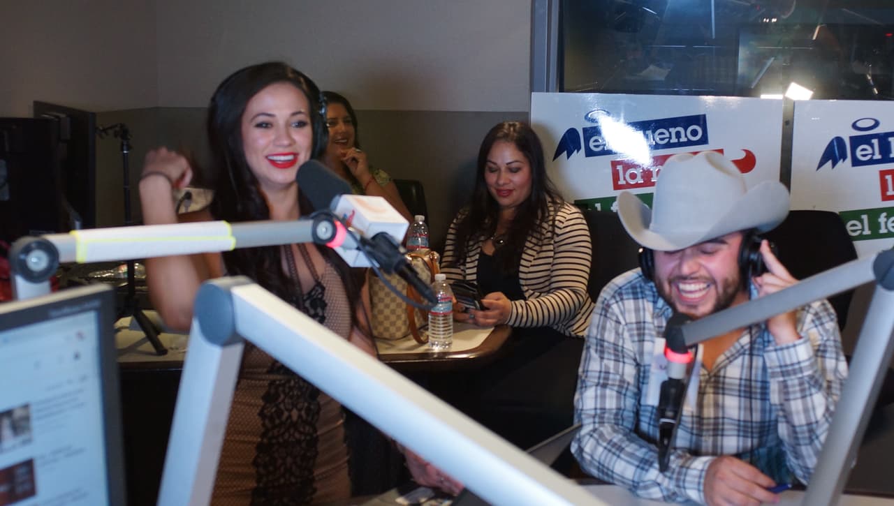 Carla Medrano enamoró a Gerardo Ortiz durante la entrevista del artista con 'El Bueno, La Mala y El Feo'.