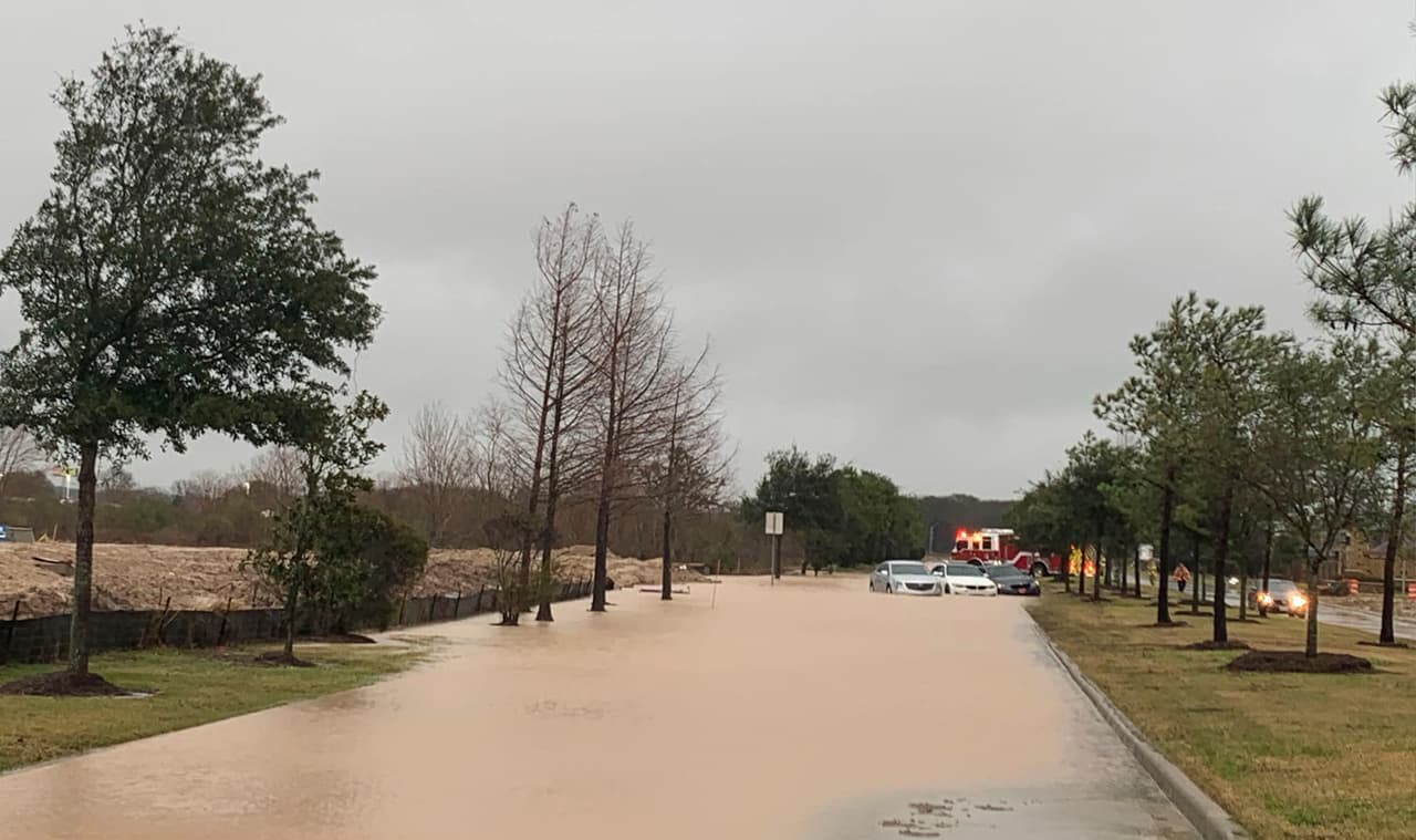Como es normal en este tipo de situaciones, las autoridades pidieron a los conductores evitar las carreteras inundadas. Esto fue entre la calle Kingsland en el condado Fort Bend.