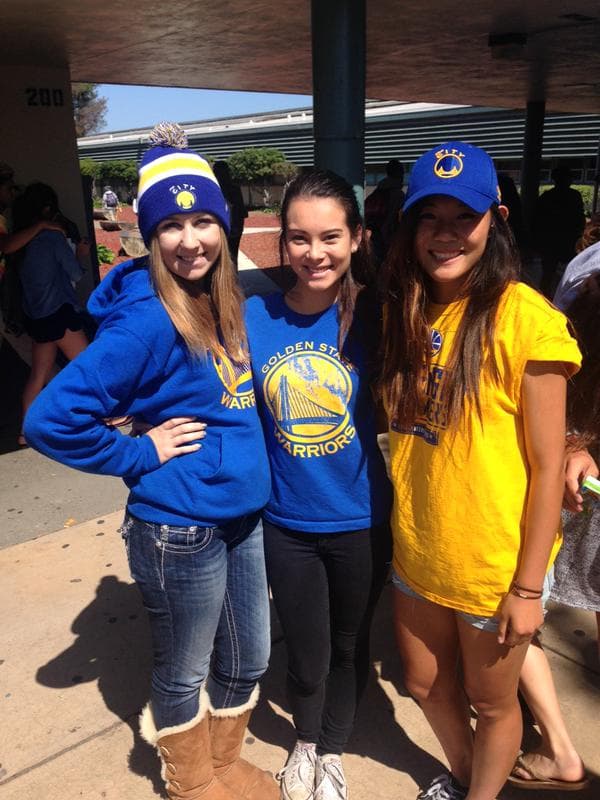 Fans muestran su apoyo a los Warriors