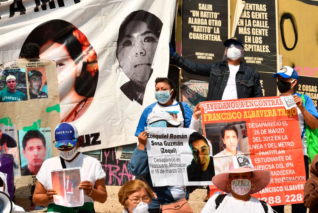 Madres del colectivo de Fuerzas Unidas por Nuestros Hijos Desaparecidos en México (FUNDEM) protestaron en caravana en la ciudad de México para exigir la búsqueda de sus hijos.