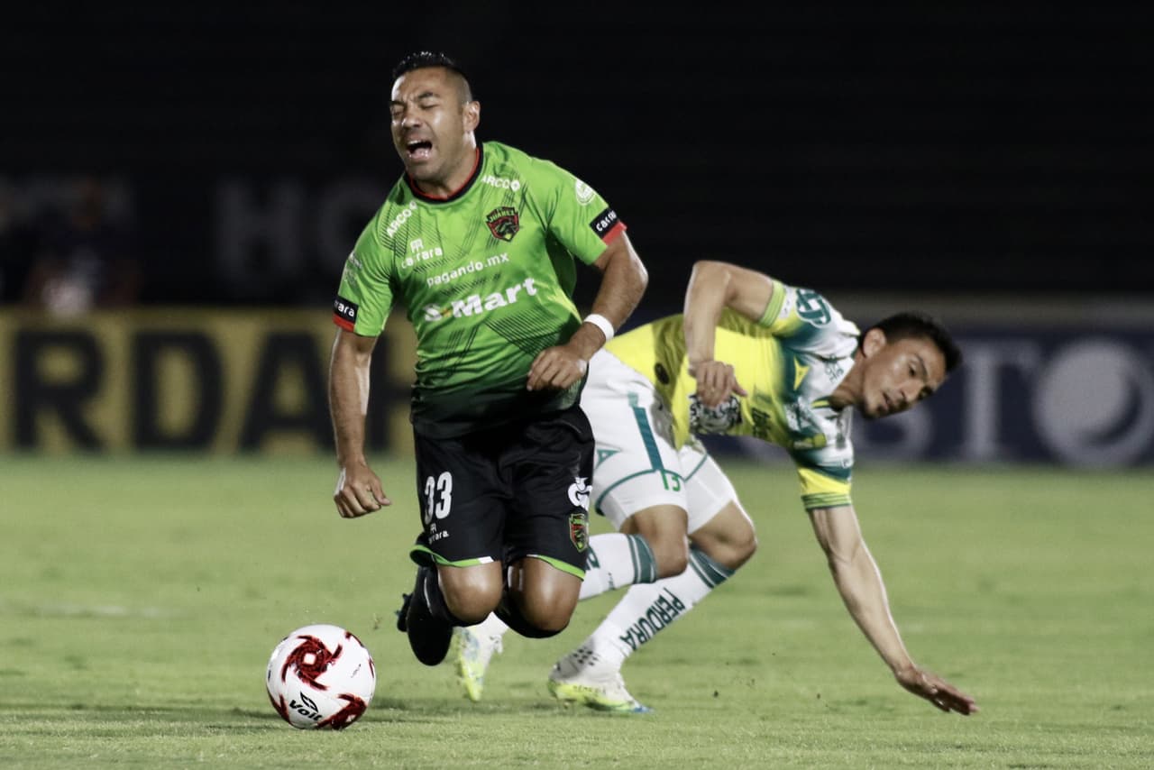 Avanzaban los minutos y Juárez generaba más oportunidades de gol.