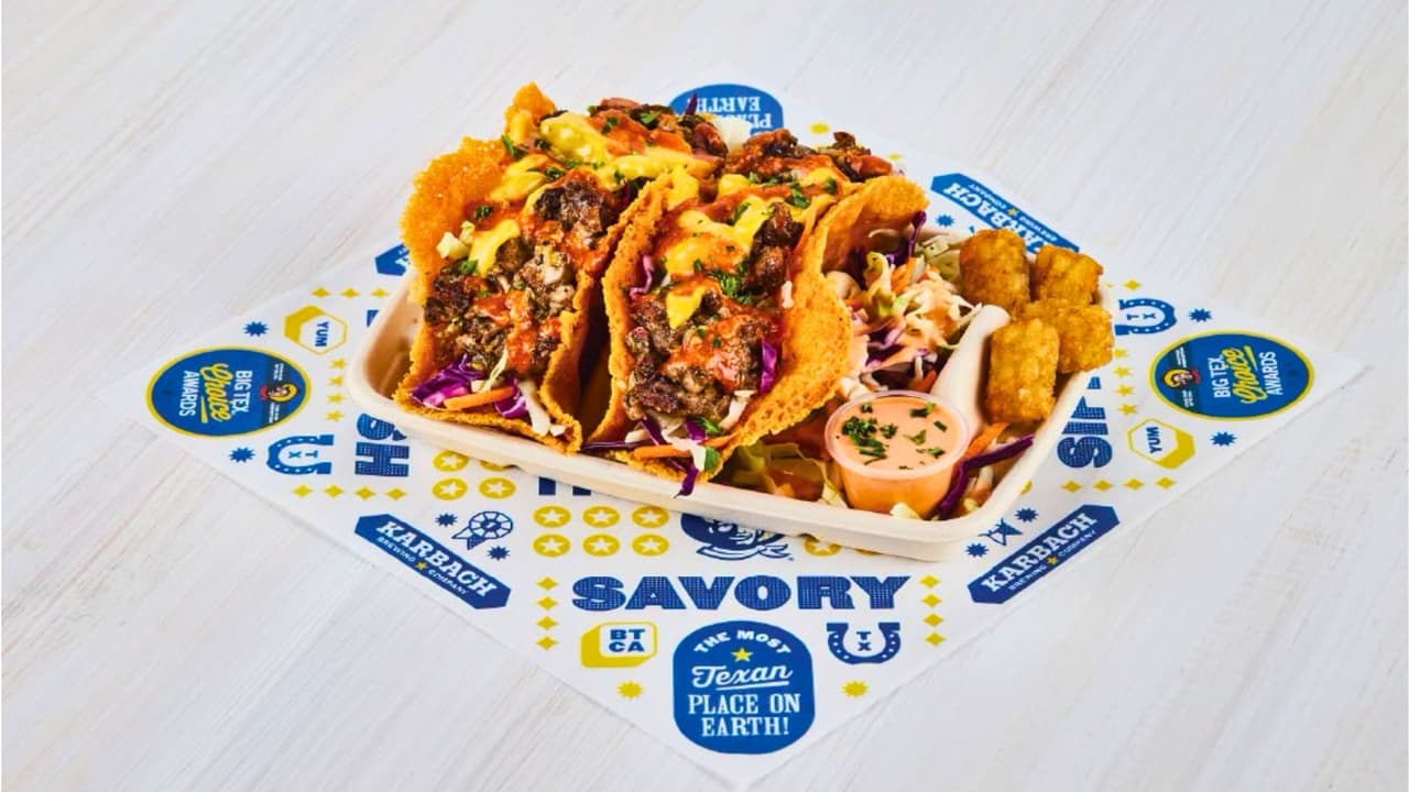 <h3 class="cms-H3-H3">Burger Chop Tater Tacos </h3>Tom Grace convirtió
<b>los acompañantes tradicionales de una hamburguesa</b> en la estructura del plato.
<br>La tortilla está hecha con tater tots, pequeños bocados de papa rallada, mezclados con queso cheddar
<b>y moldeados como un taco. </b>
<br>En su interior lleva
<b>carne de hamburguesa picada con cebolla salteada y jalapeños,</b> además de mozzarella y queso americano.
<br>La preparación termina con
<b> ensalada de repollo y ranch, salsa búfalo de ajo y parmesano, y más papas.</b>