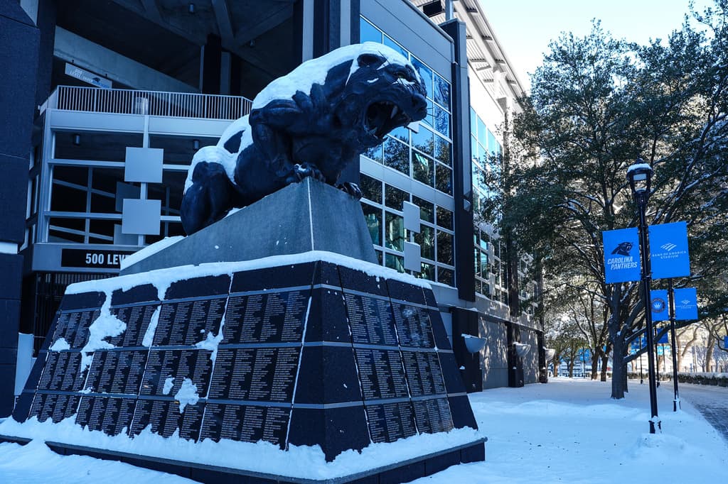 Hasta la estatua de los
<b><a href="https://www.univision.com/local/philadelphia-wuvp/carolina-panthers-remueve-estatua-de-su-fundador-tras-alegaciones-de-mala-conducta-video" target="_blank">Carolina Panthers</a></b>, afuera del estadio Bank of America, quedó cubierta de nieve tras el paso de la tormenta invernal Gianna.