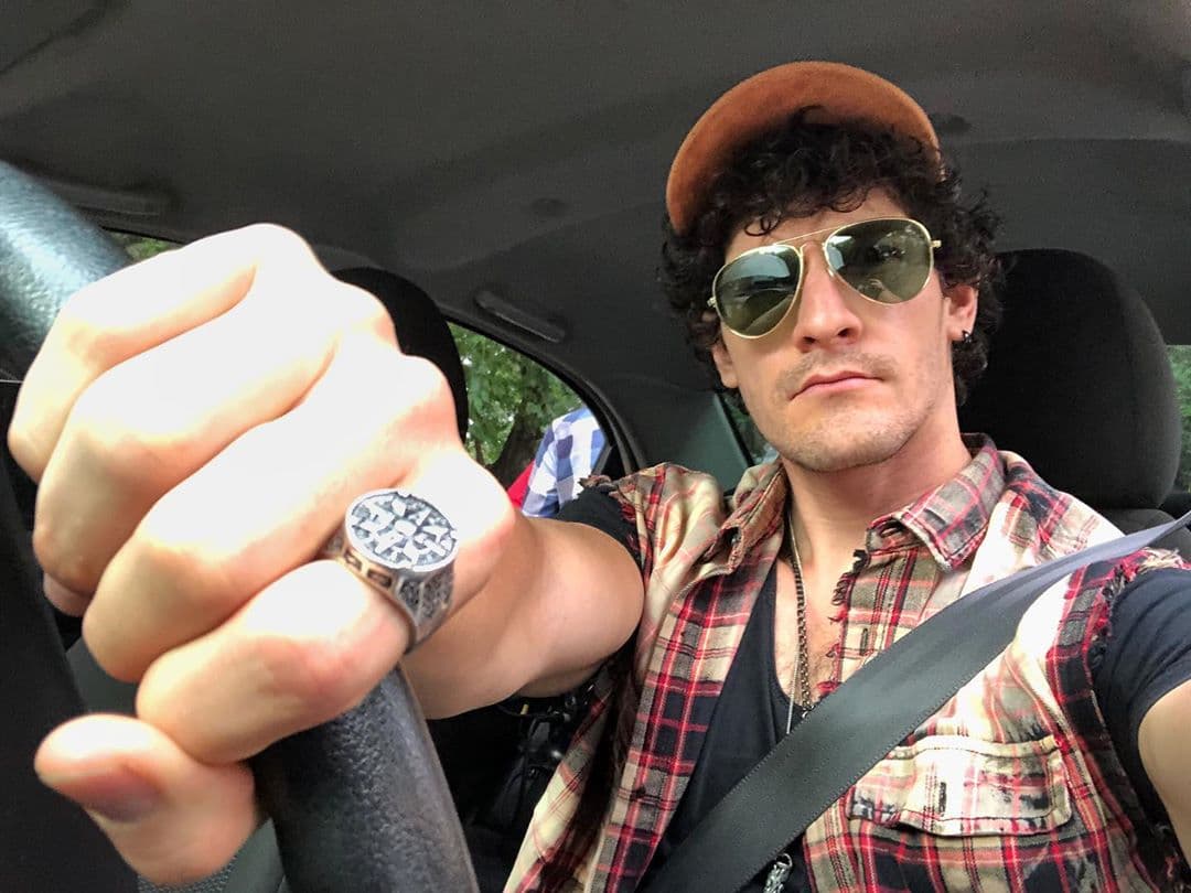 <b>Francisco Pizaña</b> da vida a
<b>Carrizo</b>, el mejor amigo del Turco, así como su mano derecha y entrenador.