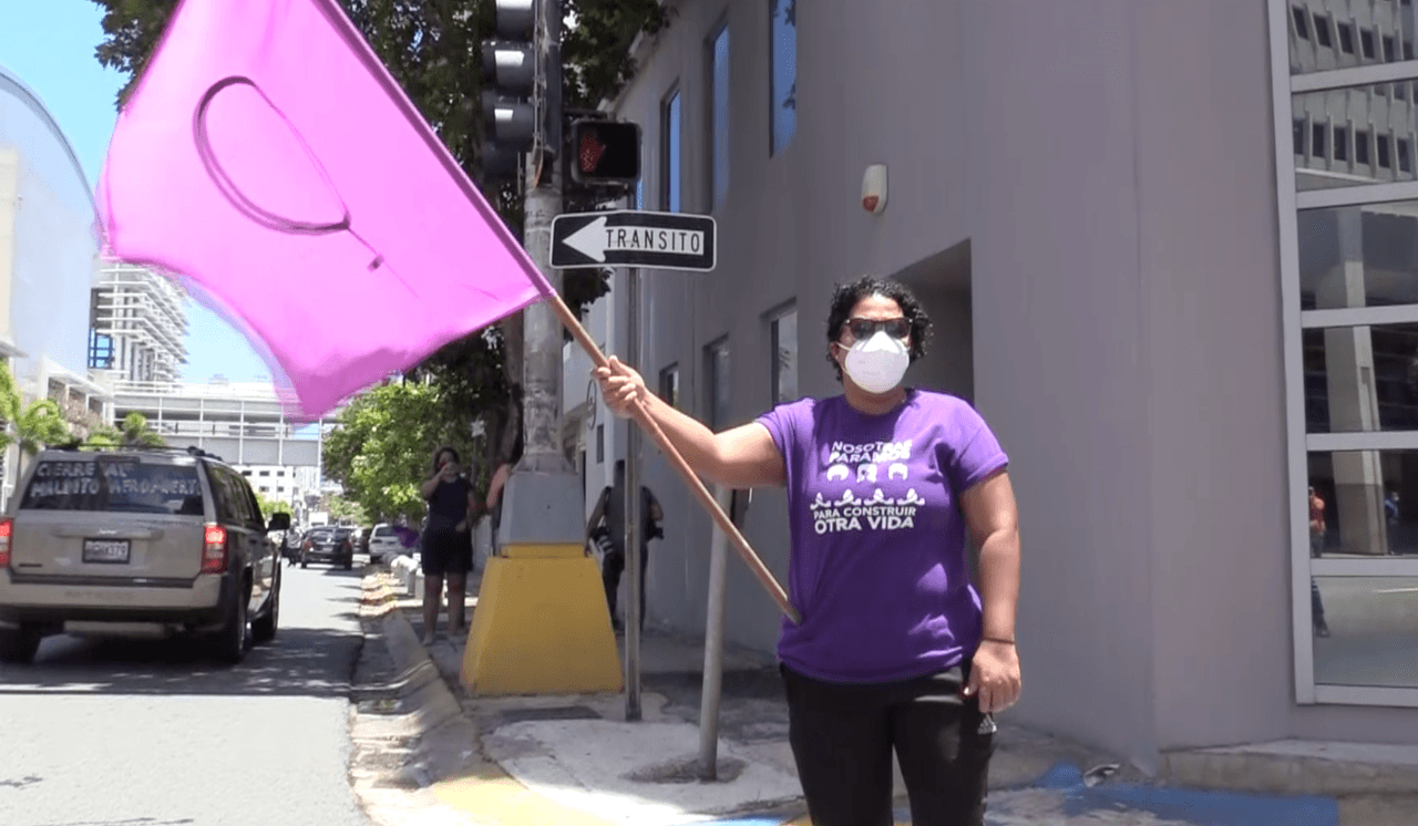 13. El desembolso inmediato del dinero de desempleo a las cientos de miles de personas que lo han solicitado al Departamento del Trabajo, así como la asistencia nutricional a las miles de familias que lo han requerido. Para esto, insistimos en que se flexibilice la entrega de documentos y evidencias que se les requieren mientras dure la emergencia.