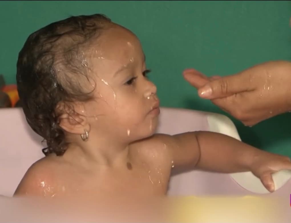 Todos los días, Yary Rodríguez se levanta y de inmediato besa a su pequeña Sarita antes de darle un baño. Luego, mientras la va vistiendo ya sabe que será otro día largo y de mucho pesar debido a la
<a href="https://www.univision.com/temas/enfermedad">enfermedad</a>
<b>que sufre su hija de tan solo 15 meses. </b>
<br>