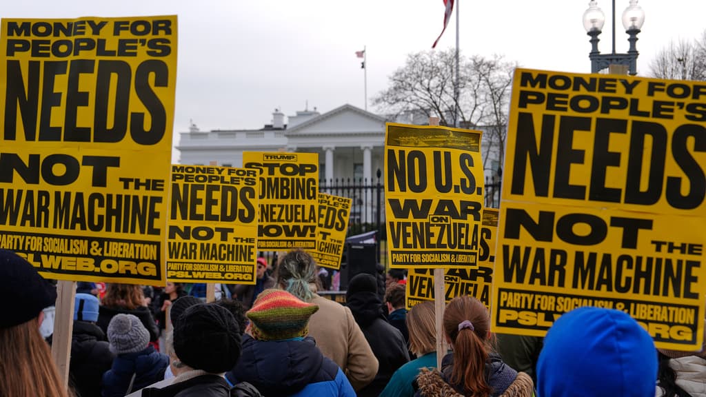 Manifestantes se reúnen frente a la Casa Blanca este sábado 3 de enero de 2026 en Washington DC, después de que Estados Unidos capturara al mandatario venezolano Nicolás Maduro y a su esposa en una operación militar. (Foto AP/Julia Demaree Nikhinson)