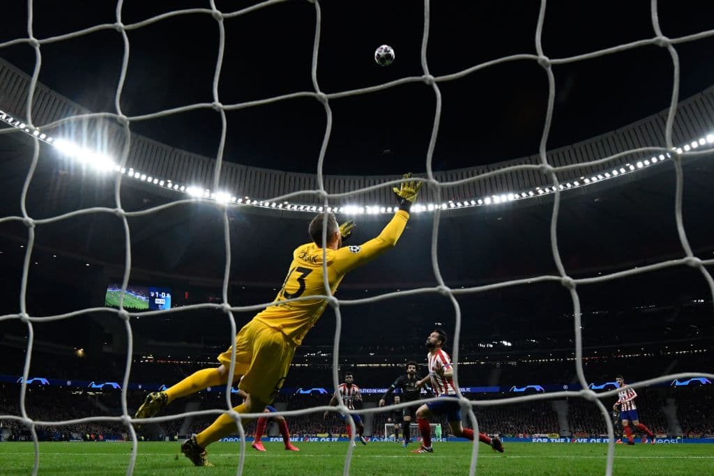 Oblak se lanza para cuidar su marco en un intento más del Liverpool, el balón no logra su cometido y su portería se va en cero.