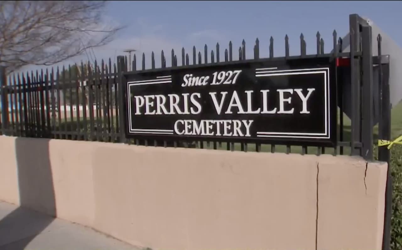 De acuerdo con el reporte del Alguacil, Chad Bianco,
<b>los tres hombres fueron asesinados en el cementerio del Valle. Además, los cuerpos fueron hallados cerca de la tumba de una persona que el 20 de diciembre fue abatida a tiros en Michoacán México con señales de tortura.</b> "Ese es ciertamente un mensaje sobre algo", dijo Bianco.