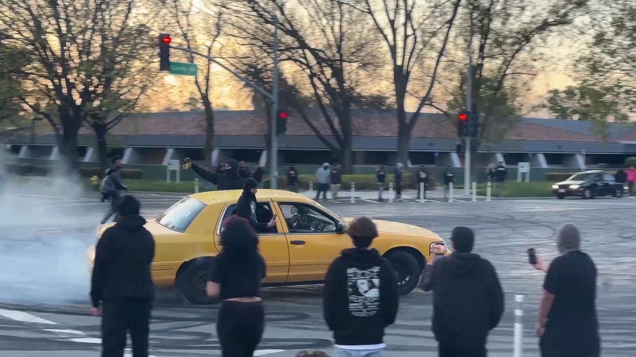 La prohibición de los espectáculos secundarios se implementó en San José en 2019 y se extendió posteriormente para incluir la prohibición de su promoción, sin embargo, el problema persiste.
<br>