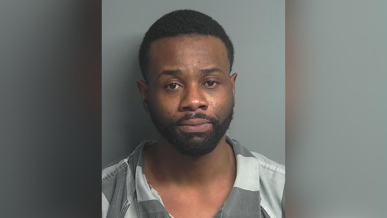 Alex Vernondez Lyons, enfrenta cargos por agresión, estrangulamiento, no se presentó en corte.
<br>