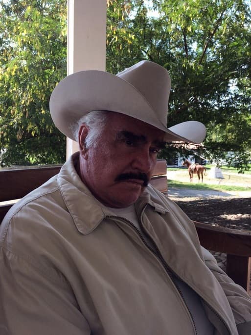 Además, hemos descubierto que el cantante es adicto a las selfies.