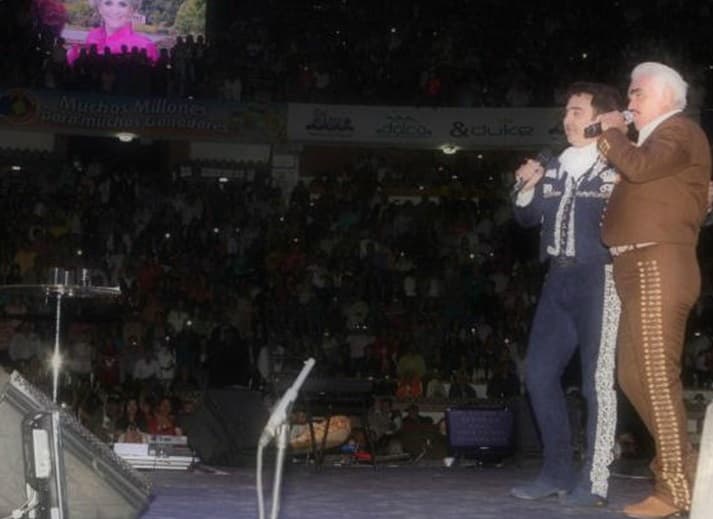 Con sus hijos también ha tenido el honor de compartir escenario y así nos lo presume.