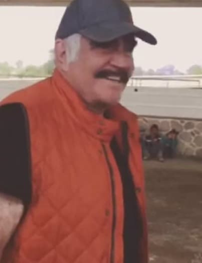 'Chente' compartió este video dando un paseo por su rancho y se le nota sonriente.