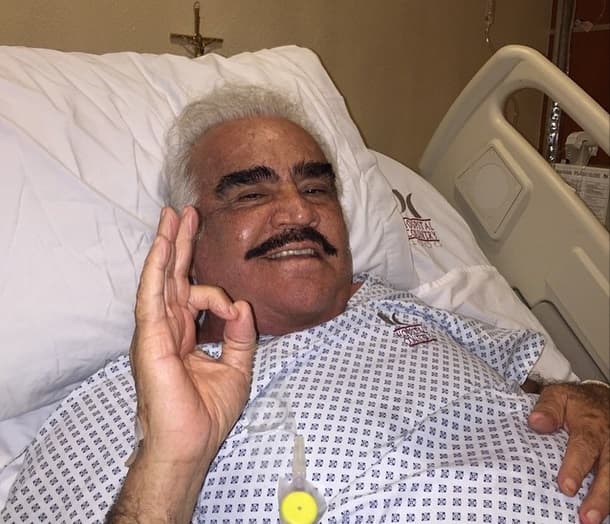 VicenteFernándezComo cuando lo operaron, compartió esta foto muy feliz de haber librado una vez más otra de sus tantas batallas.