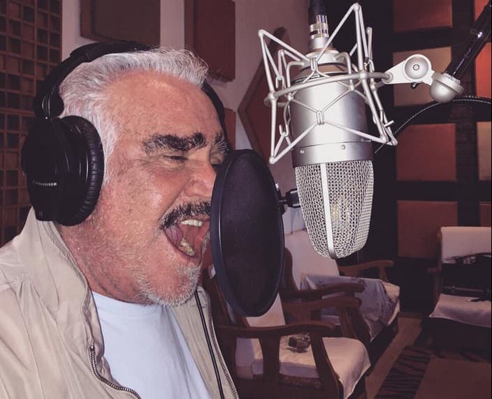 Pese a los problemas de salud a los que se ha enfrentado, presume que sigue trabajando.