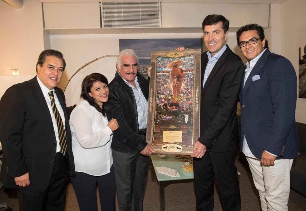 Cuando obtiene algún logro lo comparte en sus redes sociales con orgullo.