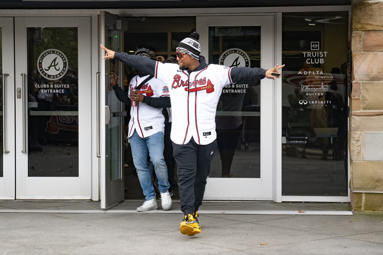 Ronald Acuña Jr. visita un hospital de Atlanta antes del desfile de celebración de los Bravos