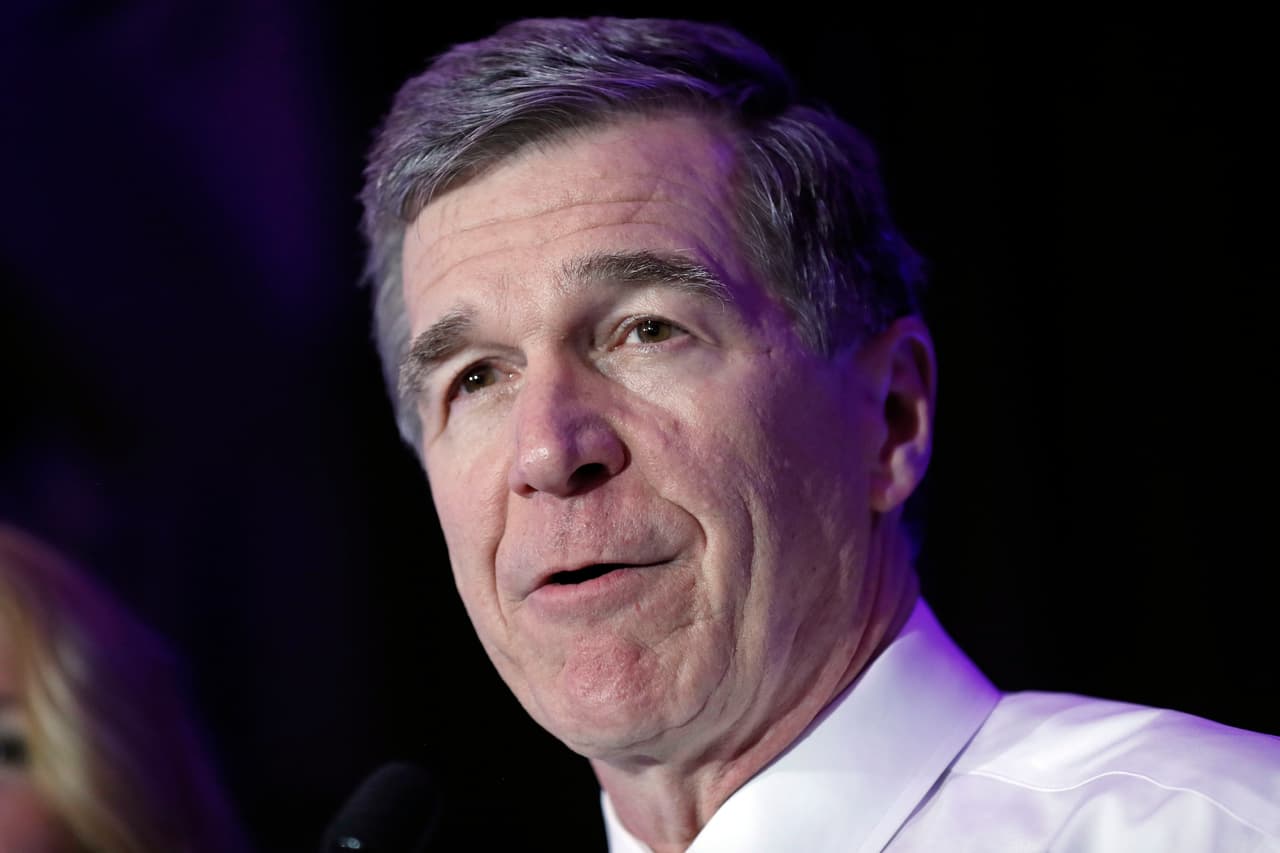 El gobernador de Carolina del Norte, Roy Cooper. En ese estado se cuentan hasta el momento 2,207 contagiados y 25 fallecidos.