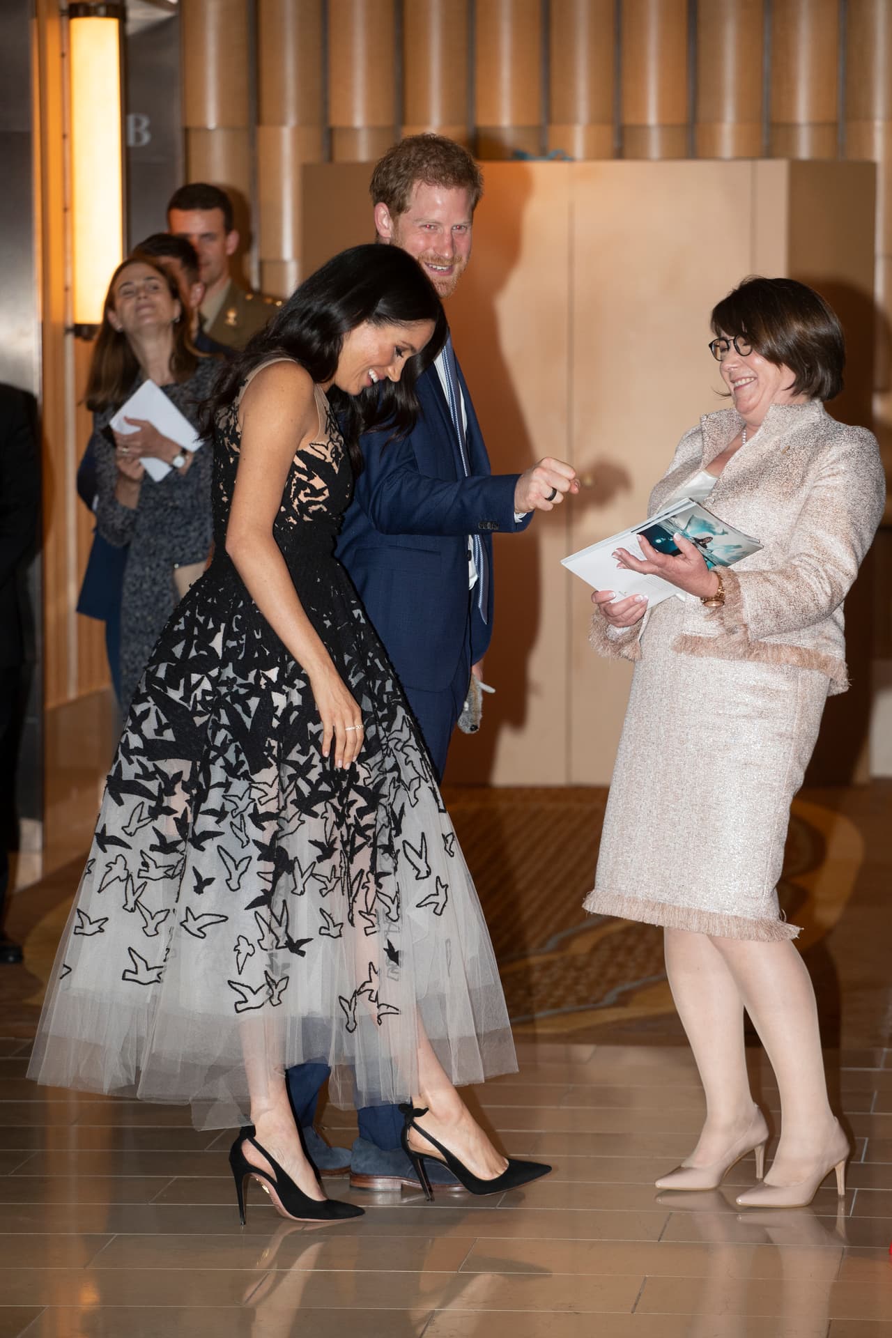 La duquesa deslumbró con su vestido estampado con pájaros de la firma Oscar de la Renta.