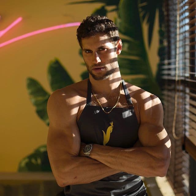 A mediados de 2016, el chef peruano se convirtió en una de las sensaciones de internet por sus videos de cocina donde aparece semidesnudo.