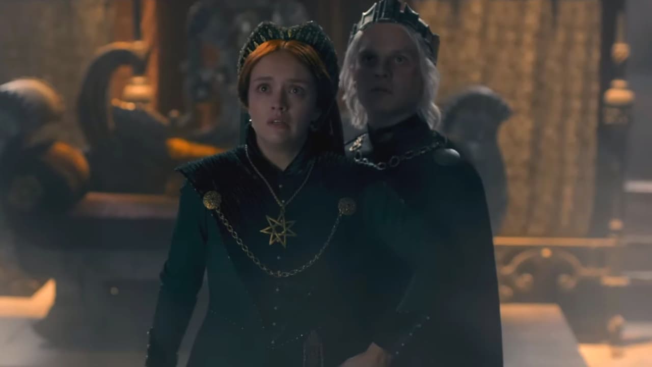 Alicent protege a su hijo Aegon del dragón de Rhaenys.