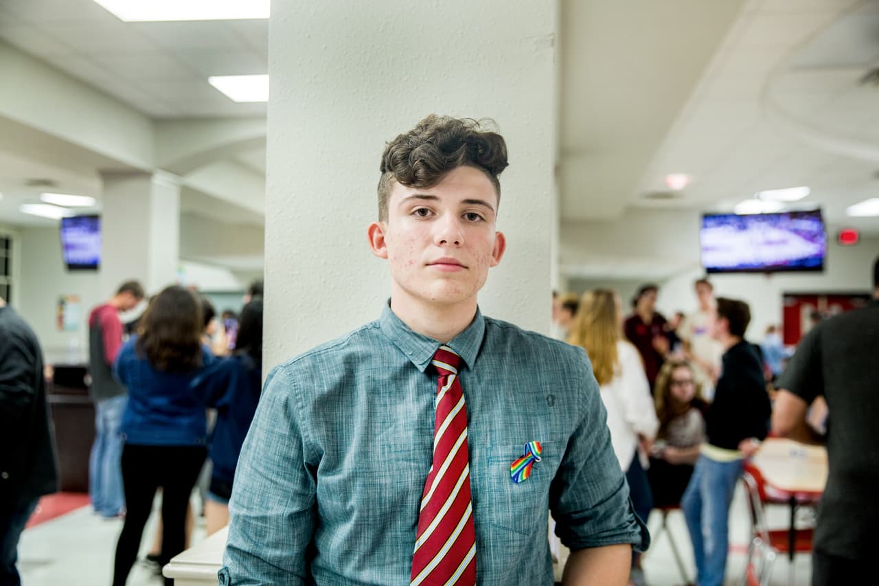 <b>Alfonso Calderón,</b> de 16 años, es uno de los fundadores del movimiento estudiantil Never Again y dio el discurso más conmovedor en la conferencia de prensa de los jóvenes en la capital estatal. Es madrileño, pero lleva una década en Estados Unidos y habla un perfecto inglés. “No crean que no podemos entender por ser niños. Créanme, entiendo: estuve encerrado durante cuatro horas en un armario, tuve que escribir a mis padres para decirles adiós”. Calderón también dijo que está preparado para abandonar la escuela si hace falta, pero que nunca dejará su nueva causa: el activismo a favor de la regulación de armas.