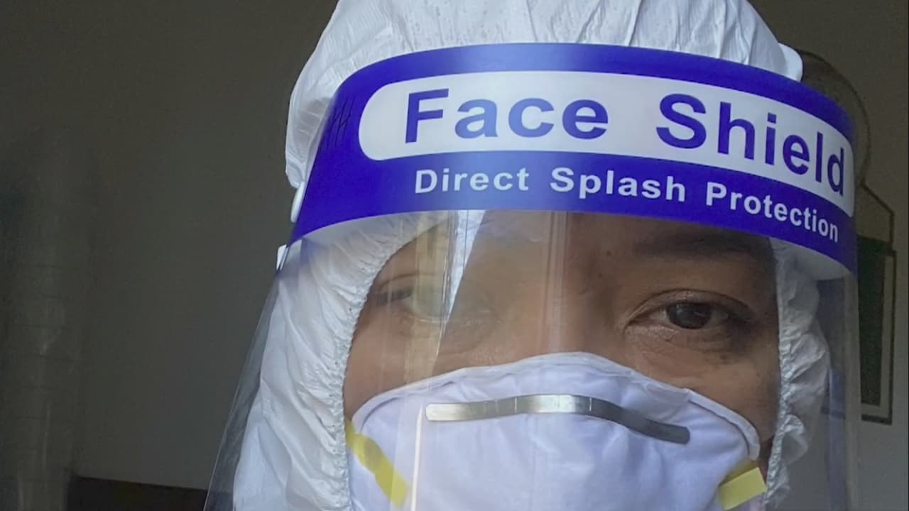 “La parte más difícil es meterlos en una bolsa negra”, dice enfermera que lucha contra el coronavirus