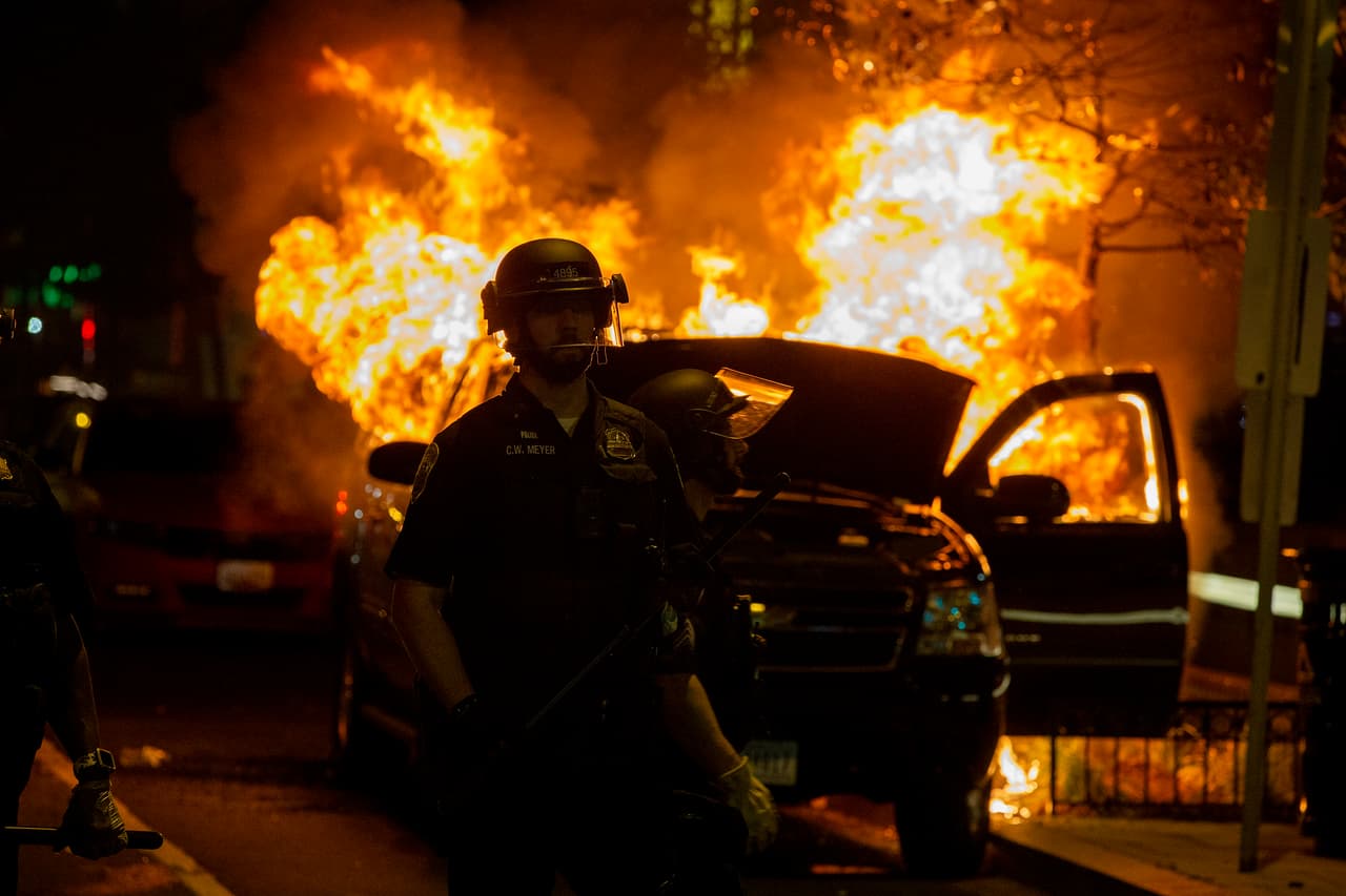Un vehículo en llamas cerca de Lafayette Square Park en Washington, DC, en la noche del 30 de mayo de 2020.
