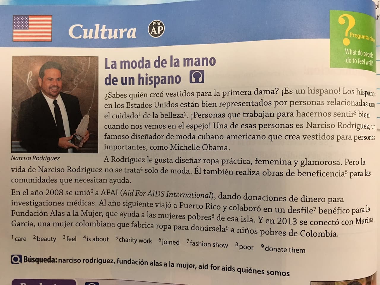 Los libros fomentan la idea de la fama y la belleza como las áreas en las que los hispanos destacan en Estados Unidos y menciona artistas de Hollywood como un referente para los niños.